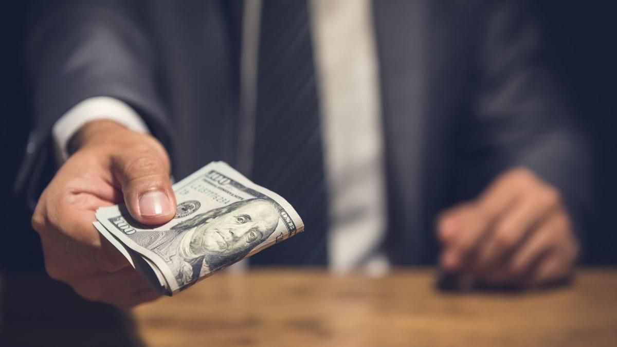 90 доларів за ящик цигарок: на Закарпатті спіймали на хабарі митника – фото 90 доларів за ящик цигарок: на Закарпатті спіймали на хабарі митника – фото