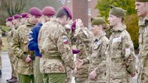 У Британії вперше в історії жінка стала парашутистом-десантником: фото У Британії вперше в історії жінка стала парашутистом-десантником: фото