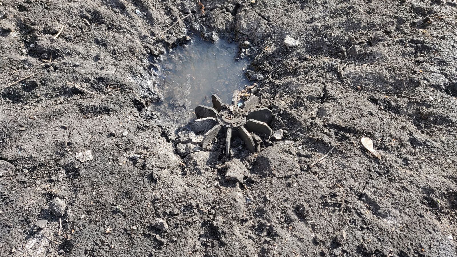 Военные показали последствия пятичасового боя под Золотым: фото Военные показали последствия пятичасового боя под Золотым: фото