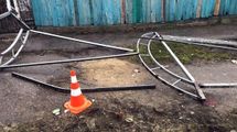 У Маріуполі автобус в'їхав у зупинку з людьми: фото У Маріуполі автобус в'їхав у зупинку з людьми: фото