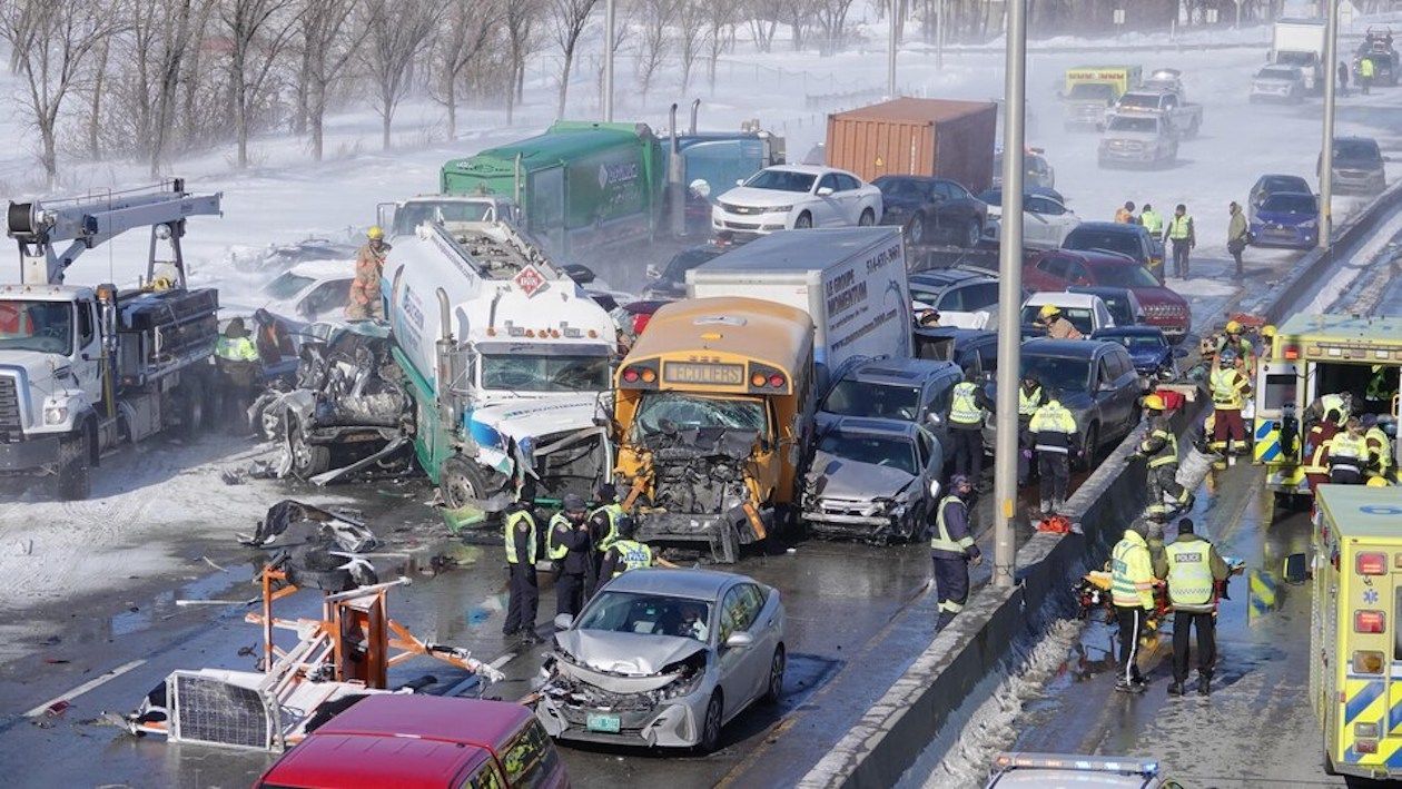 Масштабное ДТП в Канаде: столкнулись более 200 автомобилей – фото, видео Масштабное ДТП в Канаде: столкнулись более 200 автомобилей – фото, видео