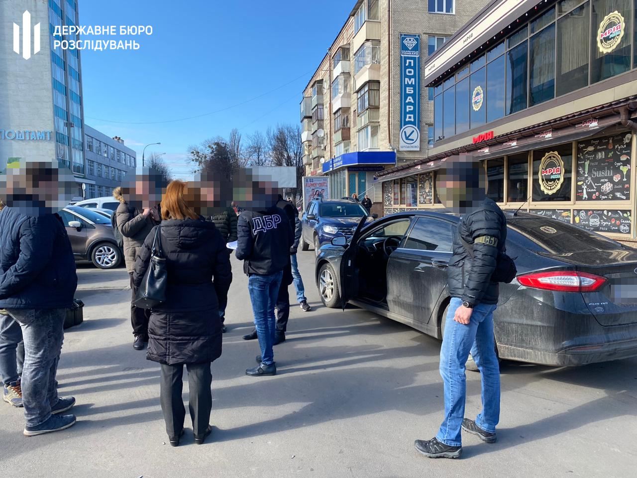 На Хмельнитчине налоговика поймали на взятке в 20 тысяч долларов: фото спецоперации На Хмельнитчине налоговика поймали на взятке в 20 тысяч долларов: фото спецоперации