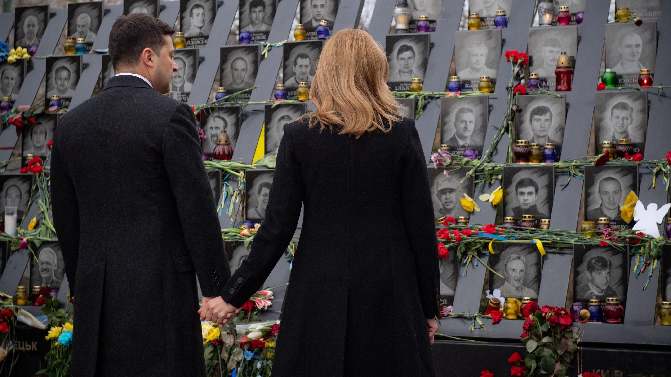 Зеленский почтил память Героев Небесной Сотни: фото Зеленский почтил память Героев Небесной Сотни: фото
