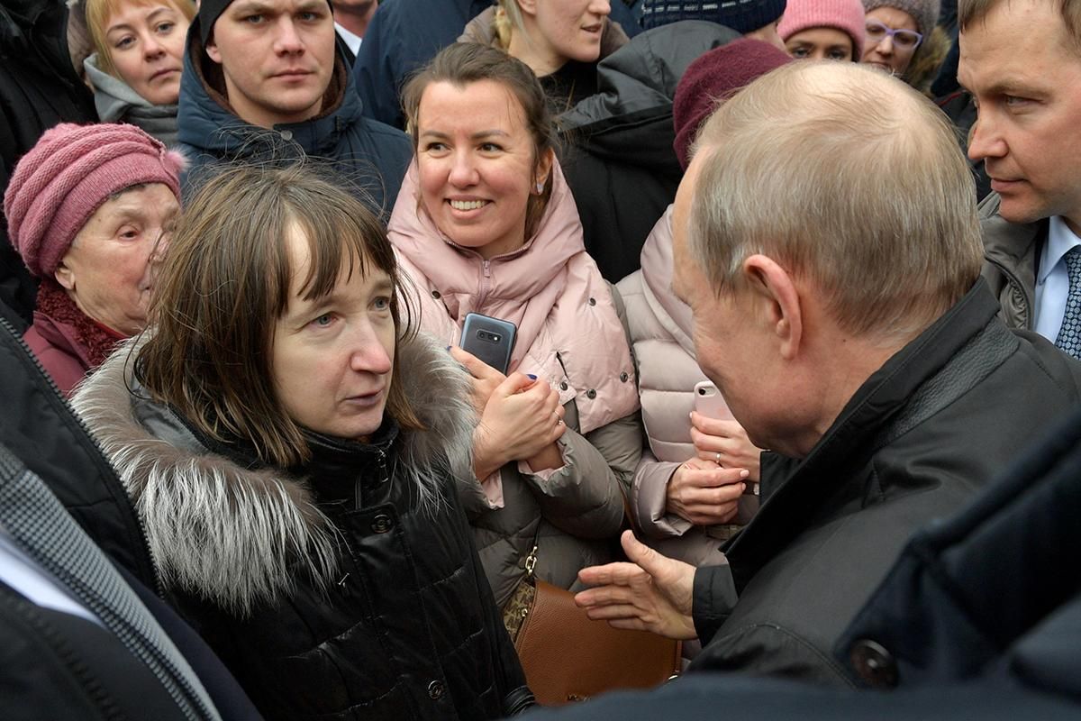 Путін відповів росіянці, як прожити місяць на 10800 рублів