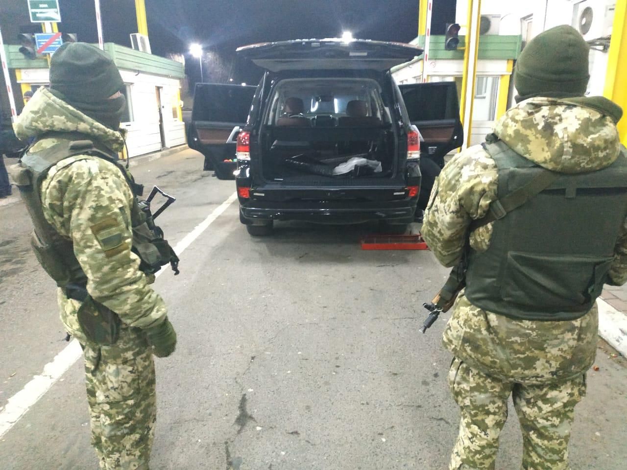 Дипломат намагався провезти через кордон 3 валізи цигарок: фото, відео Дипломат намагався провезти через кордон 3 валізи цигарок: фото, відео