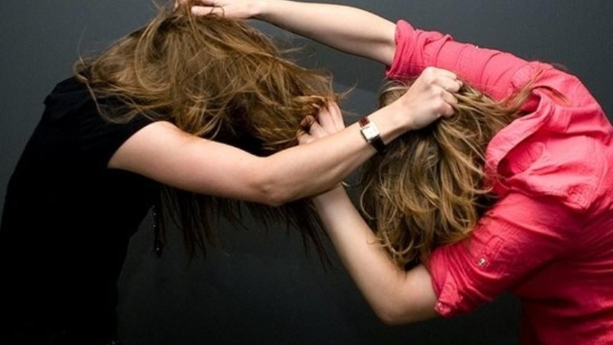 Школярки на Житомирщині жорстоко побили 14-річну дівчину – відео (18+) Школярки на Житомирщині жорстоко побили 14-річну дівчину – відео (18+)