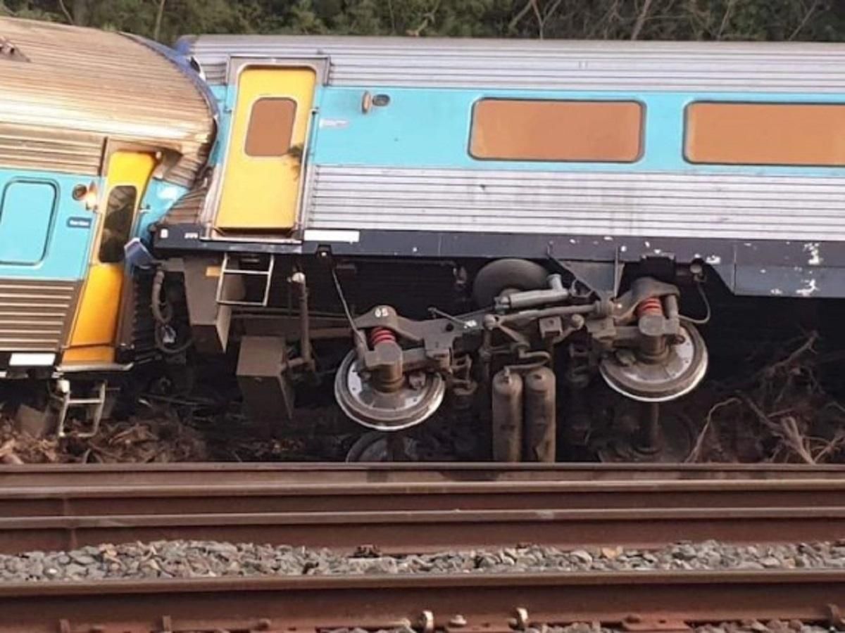 В Австралии сошел с рельсов пассажирский поезд: есть погибшие и раненые – фото, видео