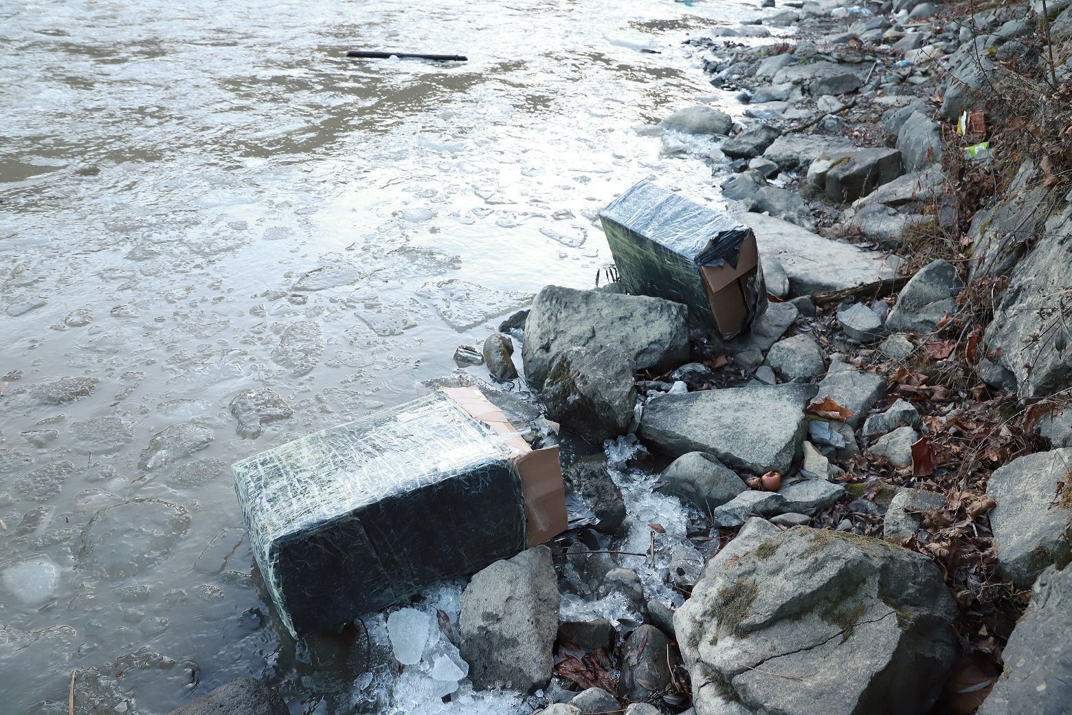 Контрабандисти-"водолази" намагалися переправити через річку 6 тисяч пачок сигарет Контрабандисти-"водолази" намагалися переправити через річку 6 тисяч пачок сигарет
