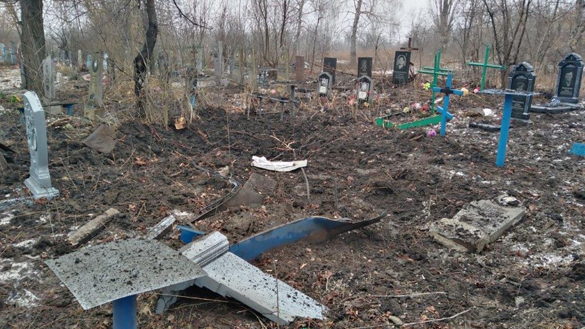 Оккупанты обстреляли кладбище на Донбассе: фото