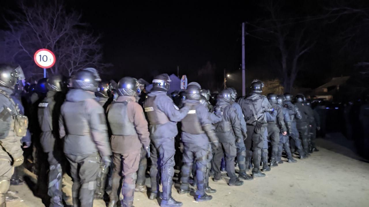 Плакали, що помруть: як у Нових Санжарах зустріли евакуйованих з Уханя Плакали, що помруть: як у Нових Санжарах зустріли евакуйованих з Уханя