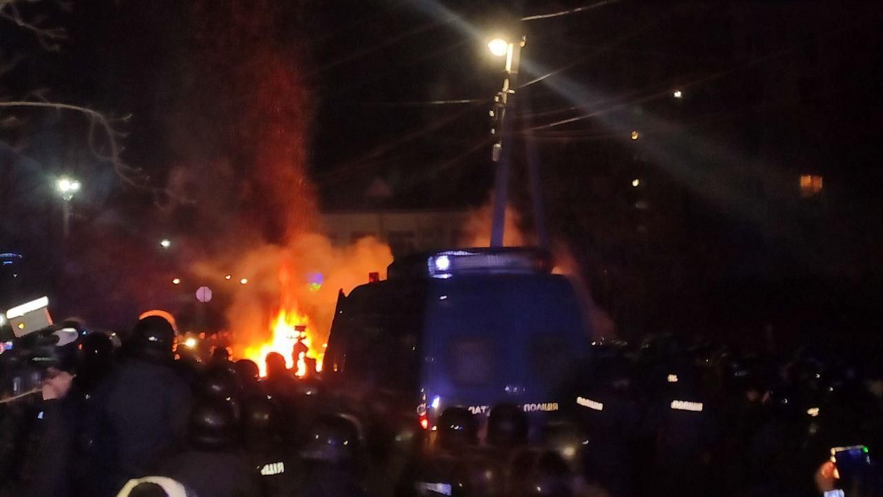 В Новых Санжарах возобновились столкновения: на мосту местные зажгли шины