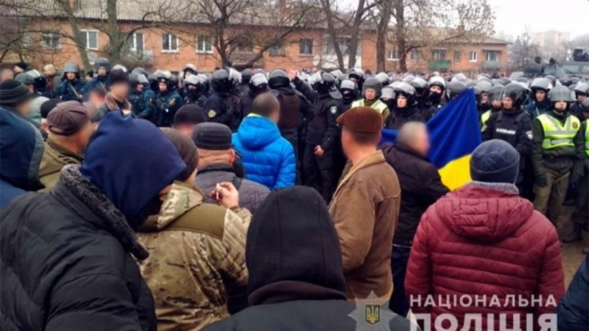 Полиция открыла 2 уголовных дела из-за протестов в Новых Санжарах Полиция открыла 2 уголовных дела из-за протестов в Новых Санжарах