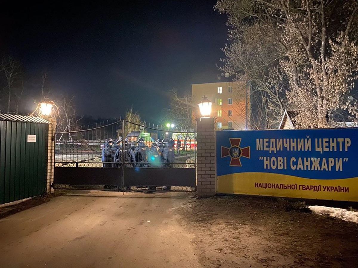 Столкновения в Новых Санжарах: Аваков рассказал, как будут охранять учреждение с эвакуированными Столкновения в Новых Санжарах: Аваков рассказал, как будут охранять учреждение с эвакуированными