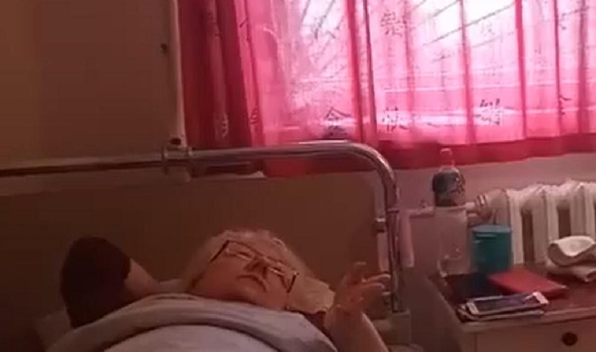 На пассажирку поезда Киев – Бердянск упала полка с другим пассажиром На пассажирку поезда Киев – Бердянск упала полка с другим пассажиром