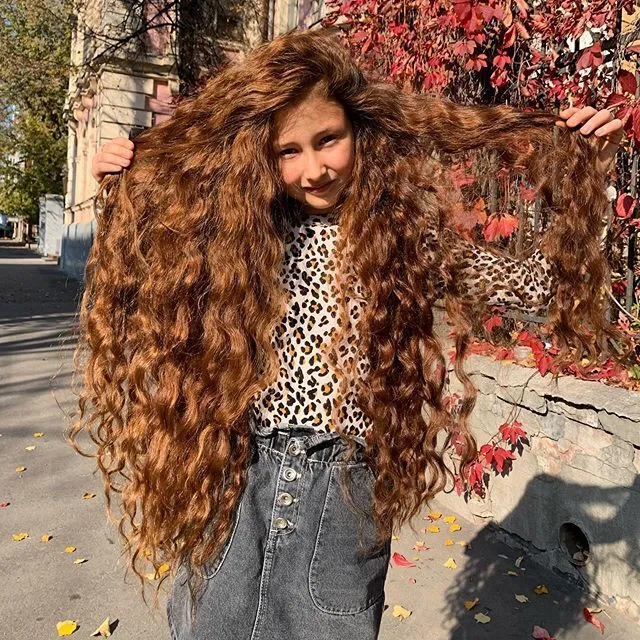 Емілія віддала своє волосся на благодійність / Instagram / @my_holy_hair