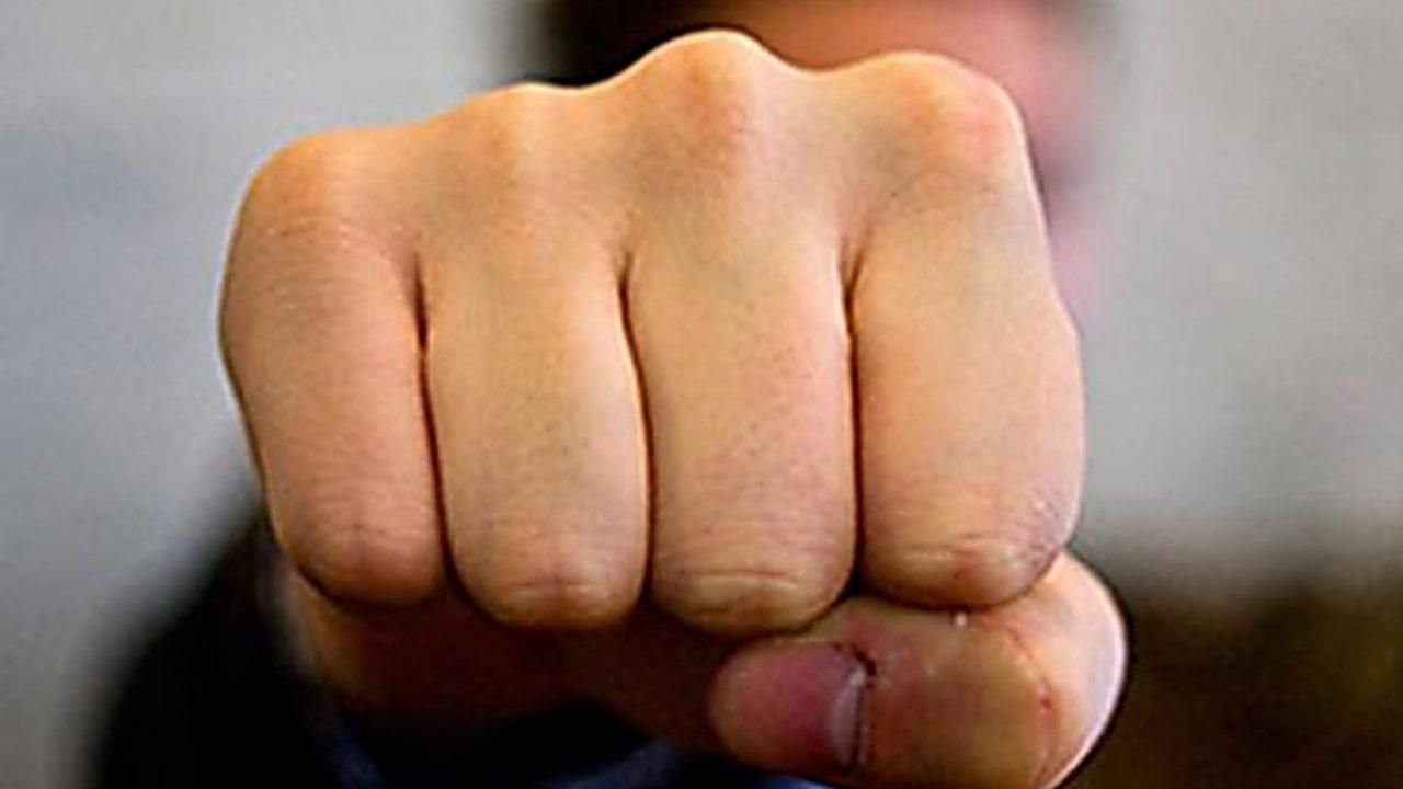 Неповнолітні дівчата побили бездомного у Києві Неповнолітні дівчата побили бездомного у Києві