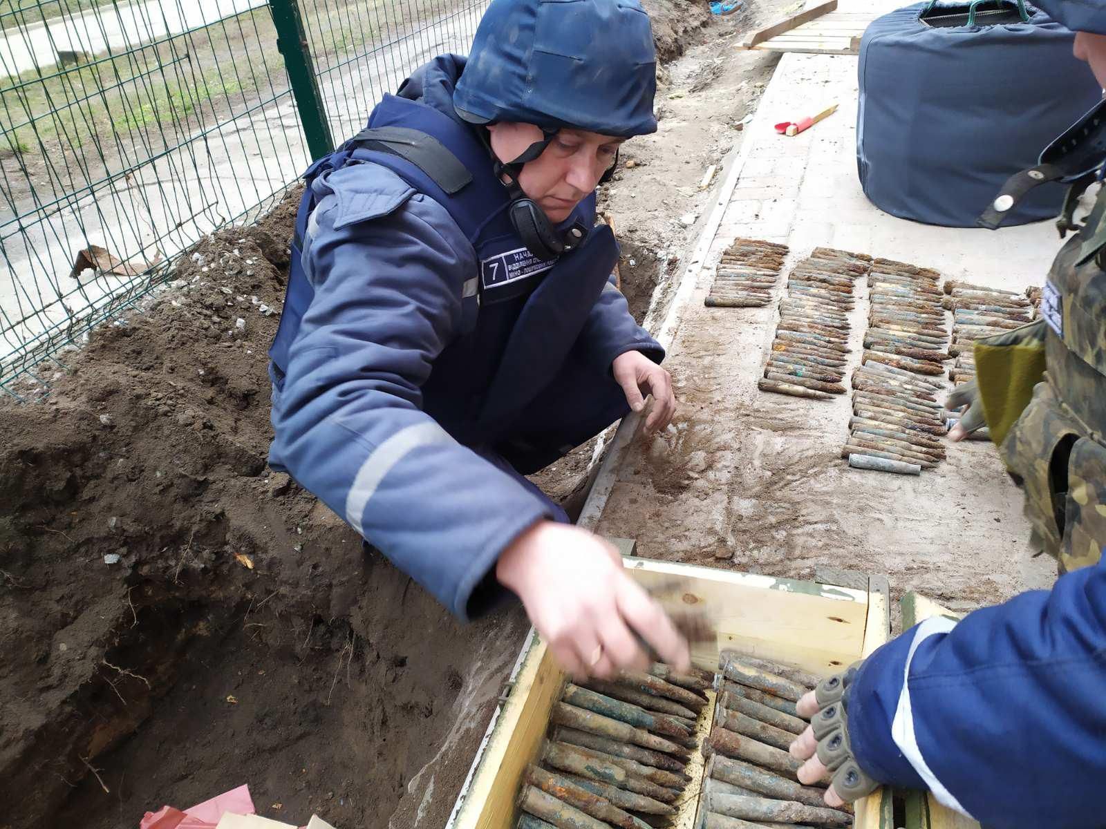 Тайник с боеприпасами нашли возле школы в Запорожье: фото