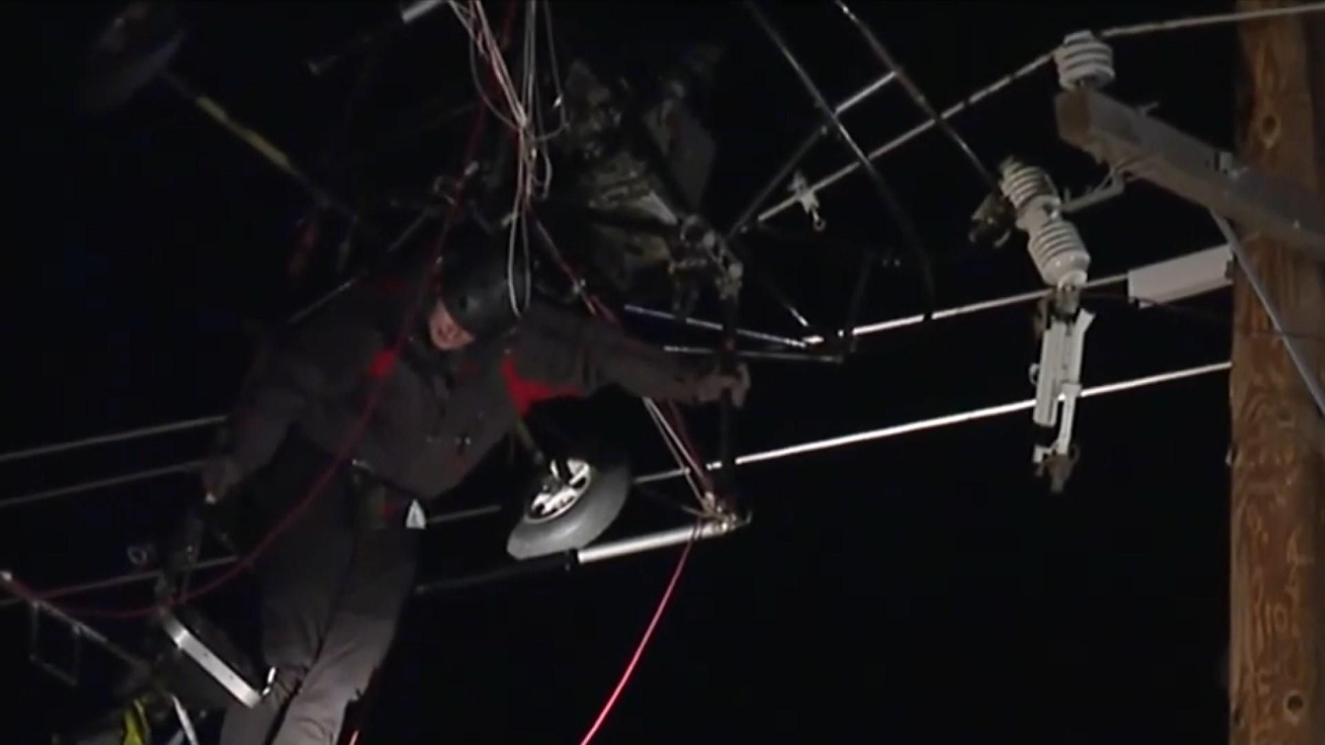 Чоловік вирішив політати на дельтаплані, але застряг в електродротах: відео Чоловік вирішив політати на дельтаплані, але застряг в електродротах: відео