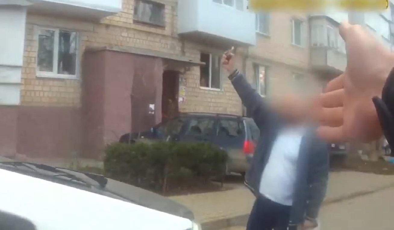 У середмісті Чернівців чоловік погрожував підірвати гранату: відео 