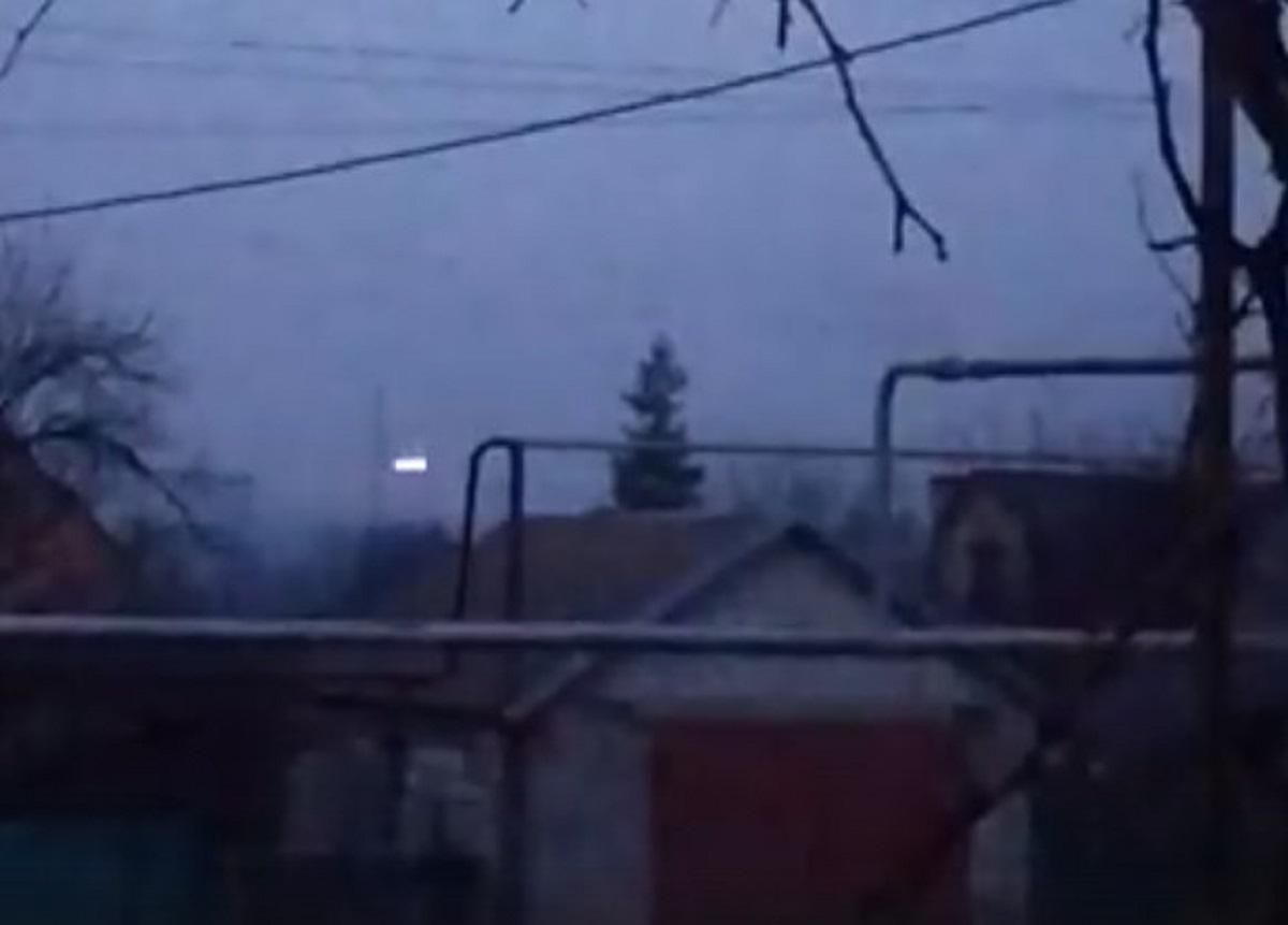 Окупанти цинічно обстріляли українські позиції біля Мар’їнки: відео Окупанти цинічно обстріляли українські позиції біля Мар’їнки: відео