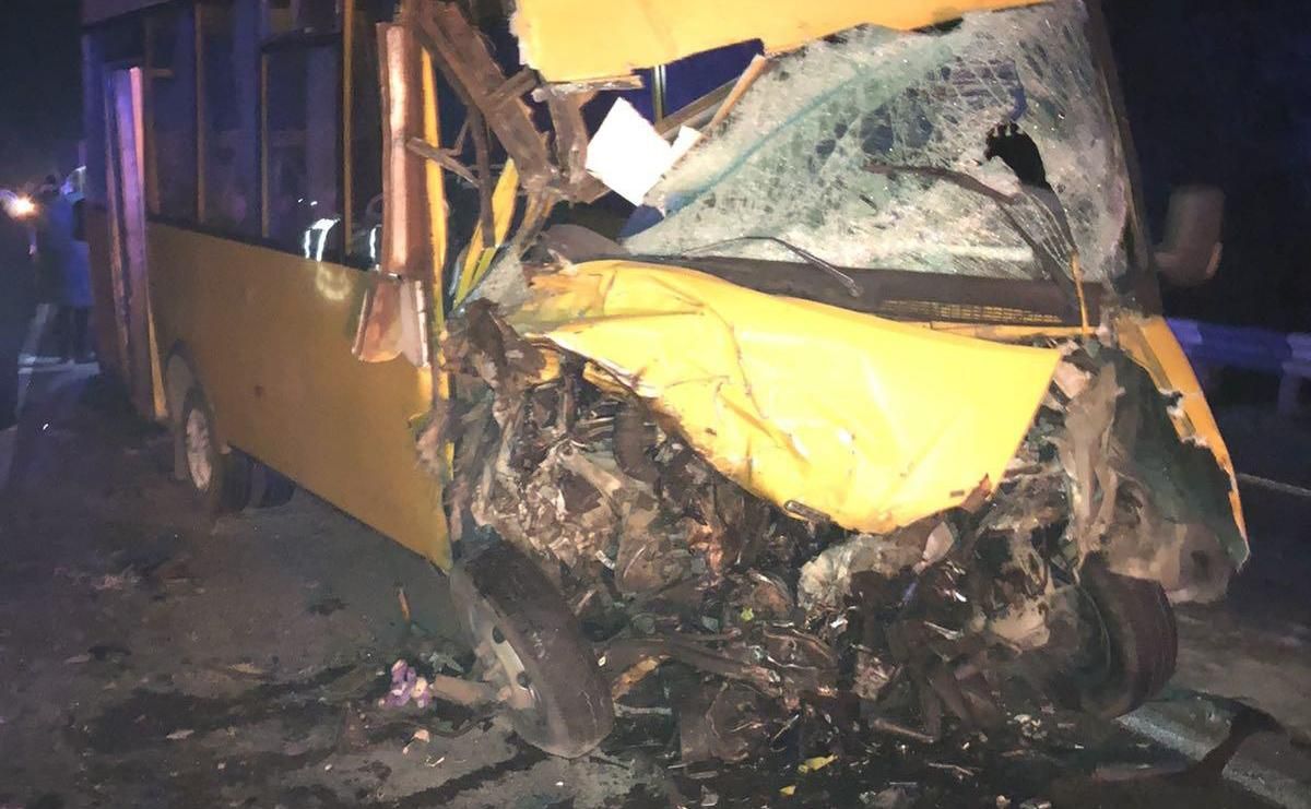 Маршрутка і вантажівка зіткнулися на Миколаївщині: багато постраждалих