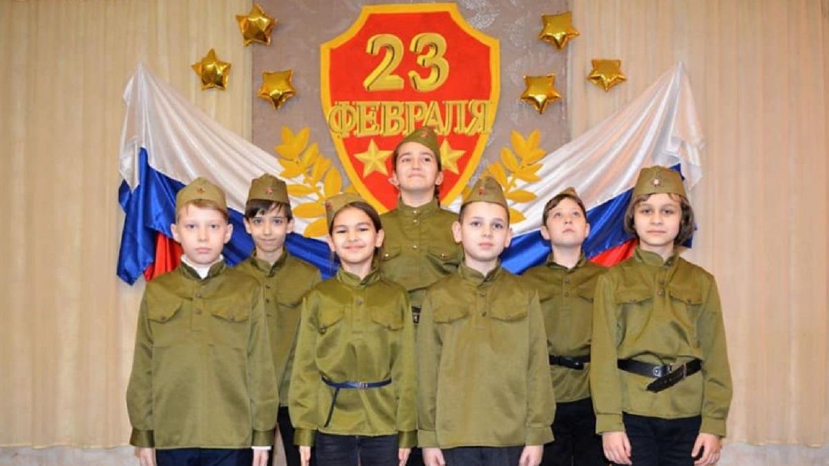 З червоними зірками і портретами бойовиків: як окупанти привчають дітей святкувати 23 лютого 