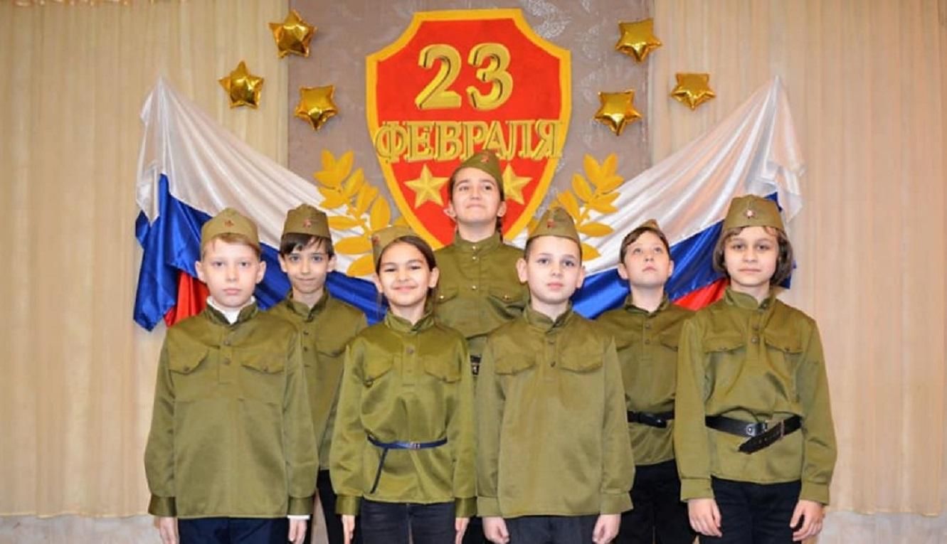 С красными звездами и портретами боевиков: как оккупанты приучают детей праздновать 23 февраля