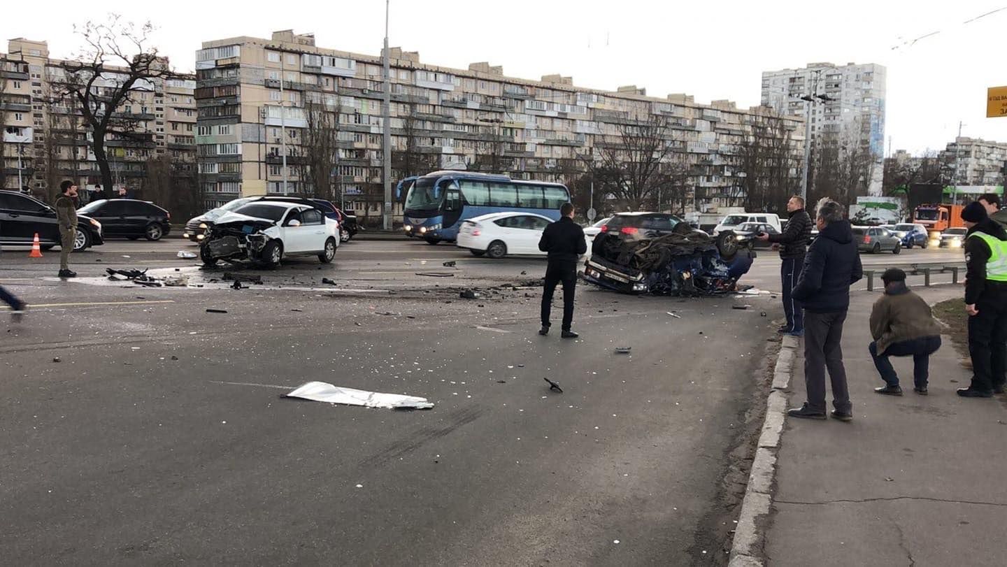 Авто смяло вдвое: в Киеве серьезное ДТП с пострадавшими – фото и видео