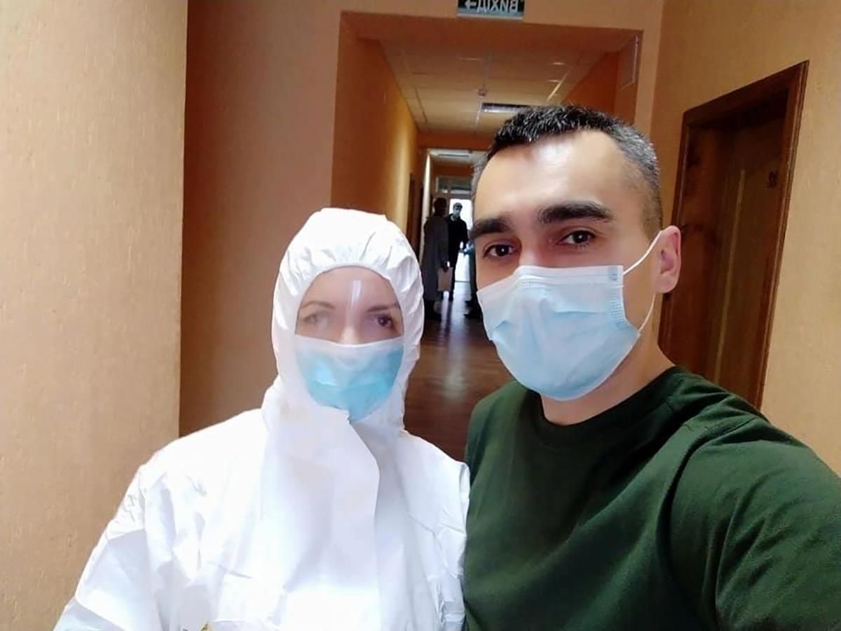 Скалецкая в защитном костюме впервые встретилась с эвакуированными: фото
