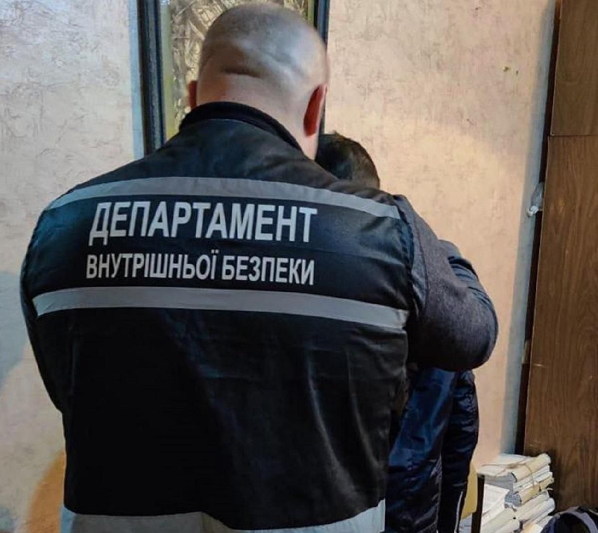 В Кропивницком мужчина обстрелял авто с патрульными: фото
