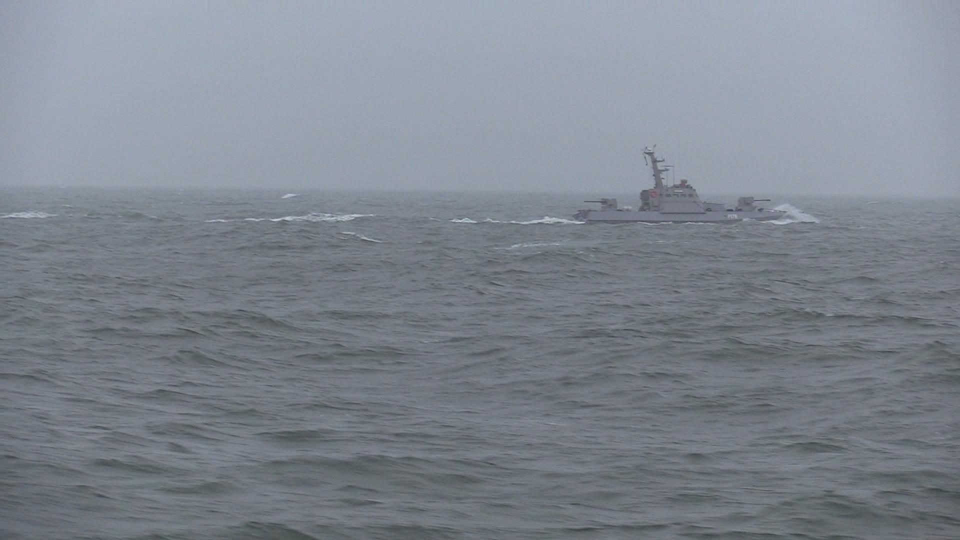 Українські судна провели навчання в Азовському морі: кораблі РФ спостерігали на відстані