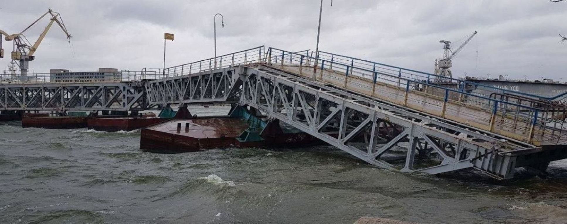 В Николаеве упал пешеходный мост – видео, фото 24.02.2020 В Николаеве упал пешеходный мост – видео, фото 24.02.2020