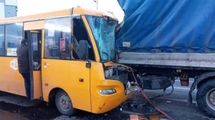 У Києві маршрутка влетіла у вантажівку: багато постраждалих – фото У Києві маршрутка влетіла у вантажівку: багато постраждалих – фото