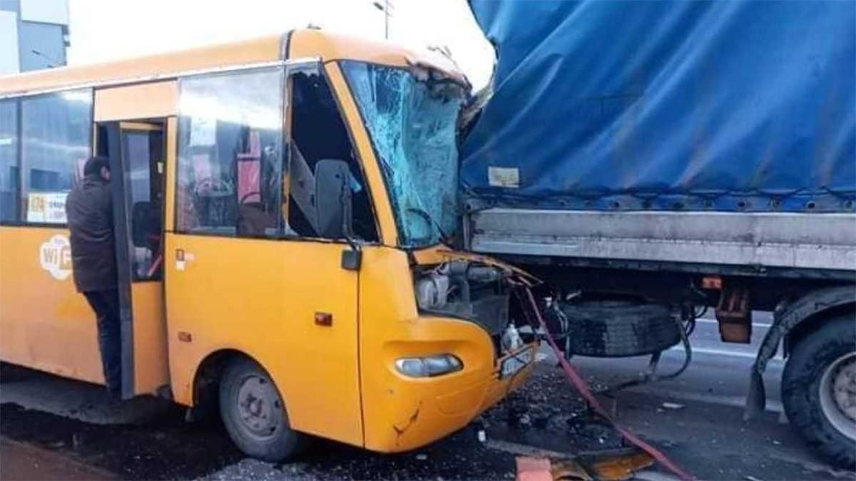 ДТП в Киеве – маршрутка влетела в грузовик, 12 пострадавших