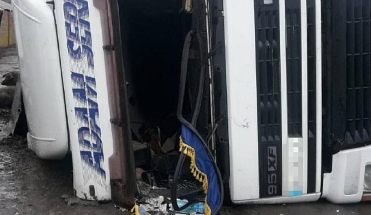 На Харьковщине перевернулась фура со свиньями: есть пострадавший – фото, видео На Харьковщине перевернулась фура со свиньями: есть пострадавший – фото, видео