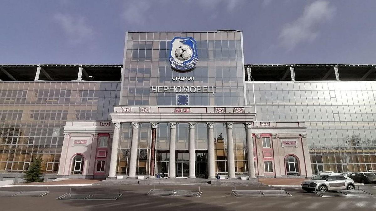 В Одесі сильний вітер здув частину колони на стадіоні "Чорноморець": фото В Одесі сильний вітер здув частину колони на стадіоні "Чорноморець": фото