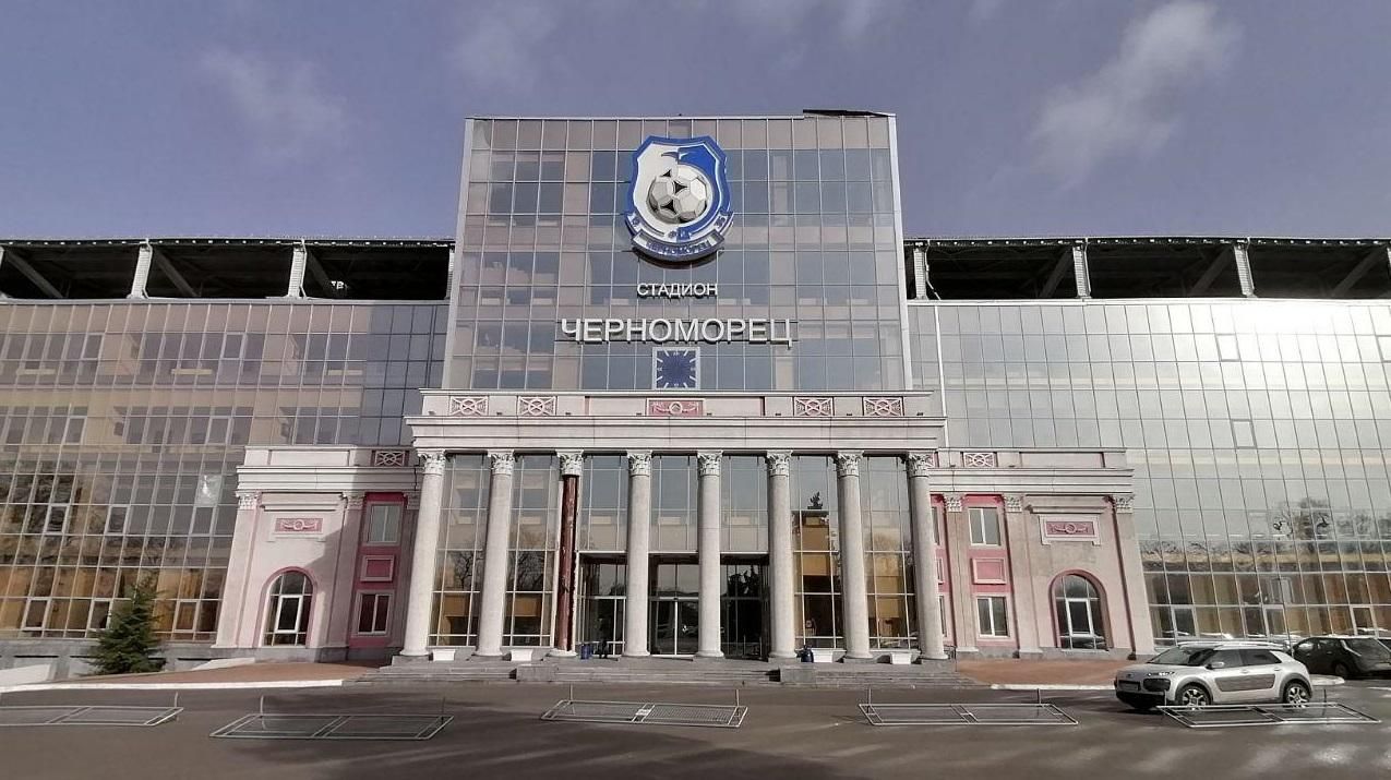 В Одессе сильный ветер сдул часть колонны на стадионе "Черноморец": фото
