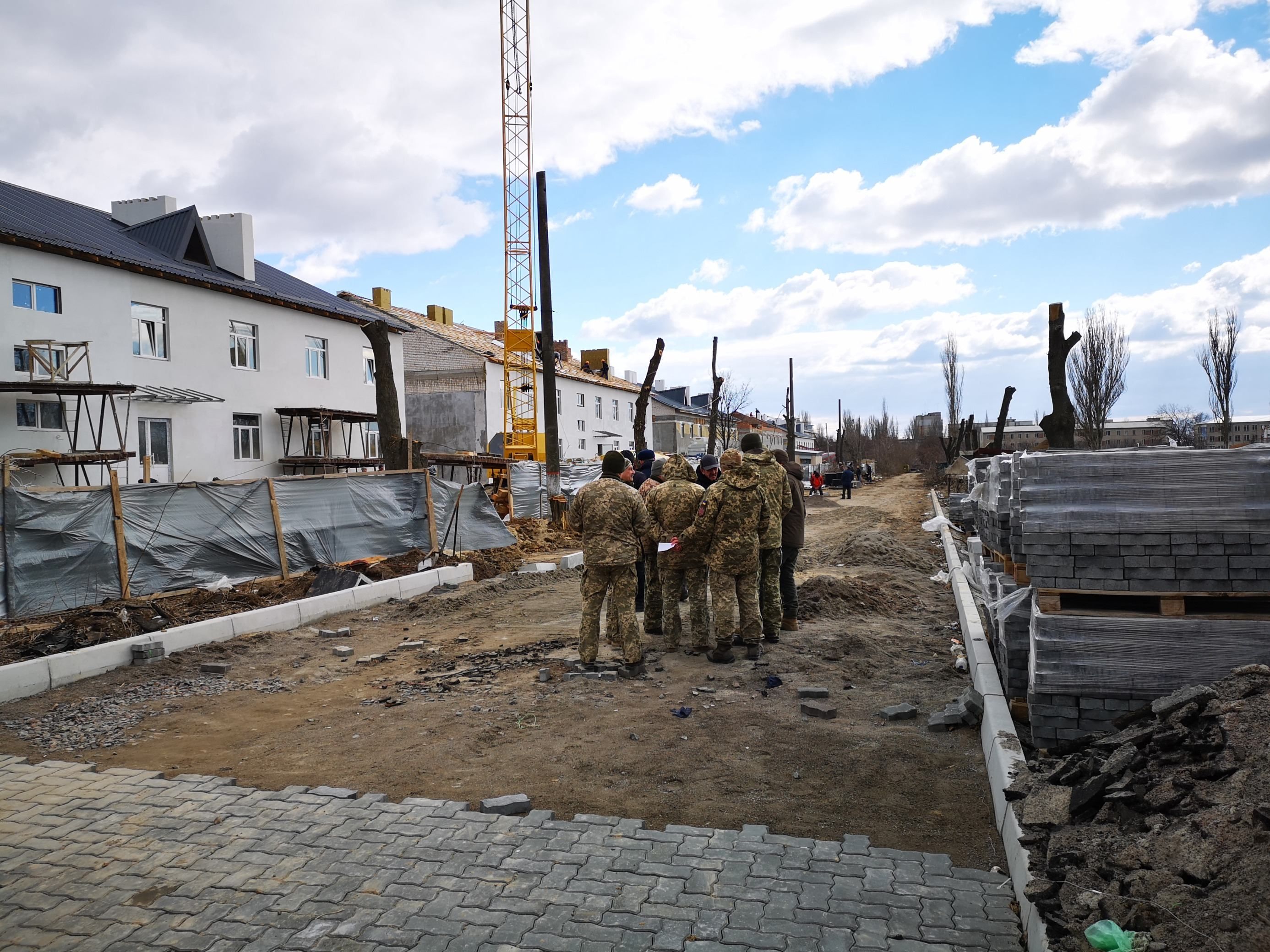 Сильний вітер пошкодив дах казарми в Миколаєві: Міноборони проведе службову перевірку – відео 