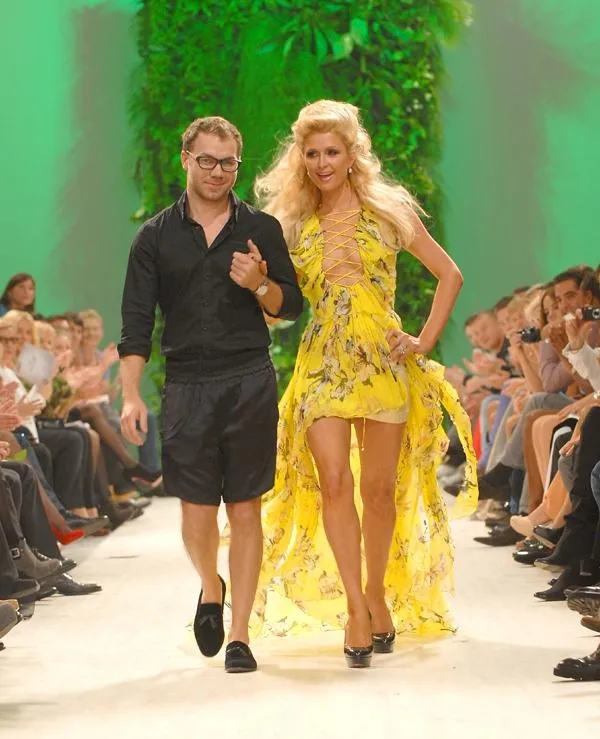 Андре Тан пошив сукню для Періс Гілтон Андре Тан пошив сукню для Періс Гілтон