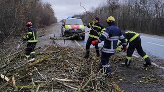 Одна загибла та 4 травмованих: що відомо про наслідки негоди в Україні