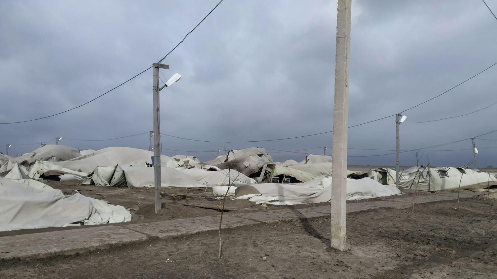 Ураган завалил палаточный городок военных под Николаевом: фото Ураган завалил палаточный городок военных под Николаевом: фото