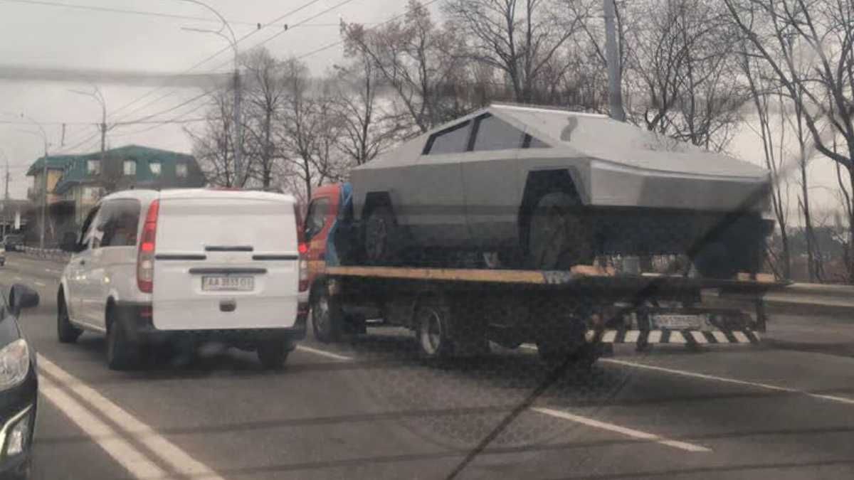 На вулиці у Києві побачили "Tesla Cybertruck" На вулиці у Києві побачили "Tesla Cybertruck"