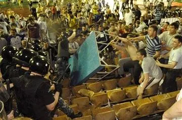 Беркут б'є фанатів на матчі Динамо - Шахтар Беркут б'є фанатів на матчі Динамо - Шахтар