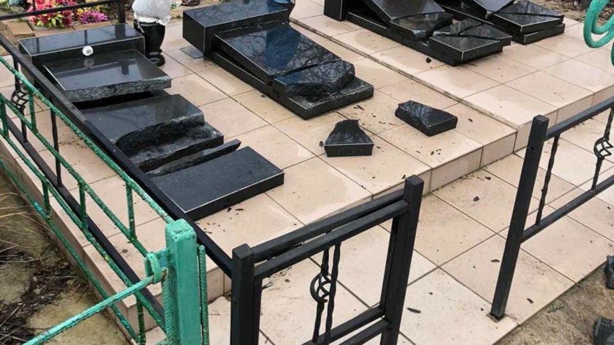 На Миколаївщині п’яні школярки заради забави розгромили кладовище На Миколаївщині п’яні школярки заради забави розгромили кладовище