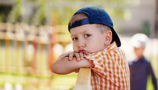 Як допомогти дитині, яка відчуває себе самотньо та немає друзів
