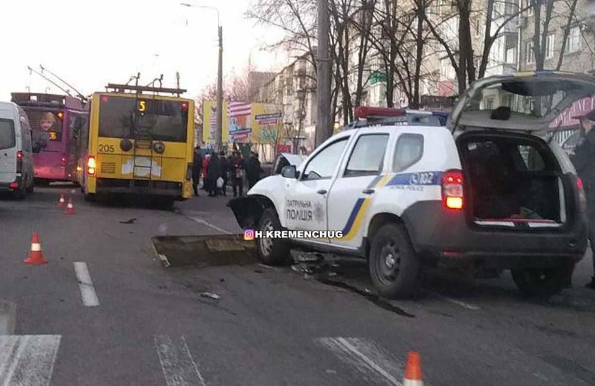 Поліцейський заснув за кермом і влетів у тролейбус у Кременчуці: фото, відео