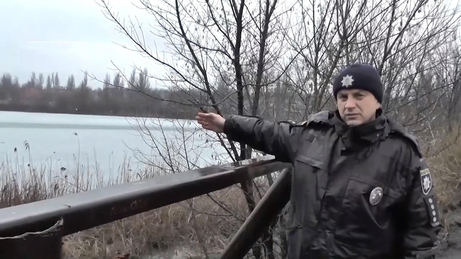 Поліцейський врятував школярів, які провалилися під кригу: відео Поліцейський врятував школярів, які провалилися під кригу: відео