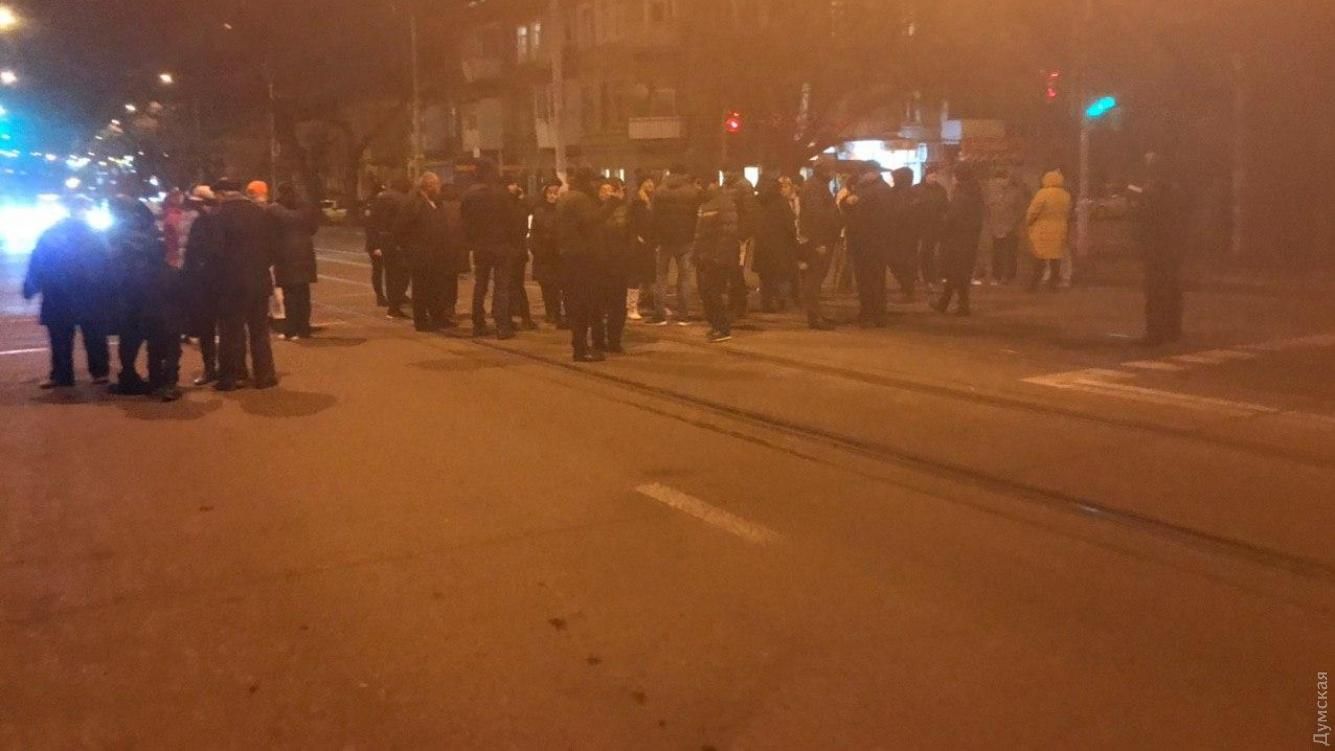 Жители заблокировали дороги в Одессе: в чем причина – видео, фото Жители заблокировали дороги в Одессе: в чем причина – видео, фото
