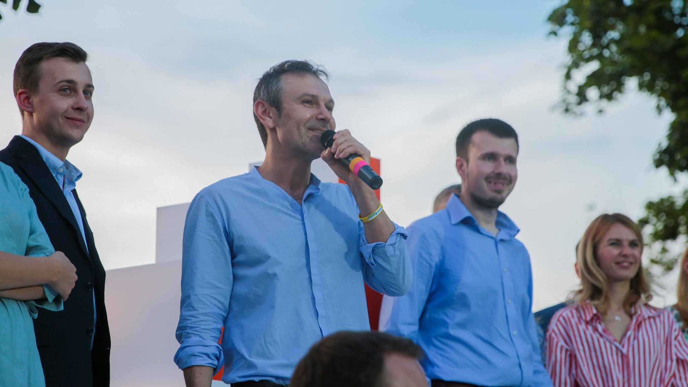 "Вакарчук уходит из политики": СМИ распространили российский фейк 12-летней давности "Вакарчук уходит из политики": СМИ распространили российский фейк 12-летней давности