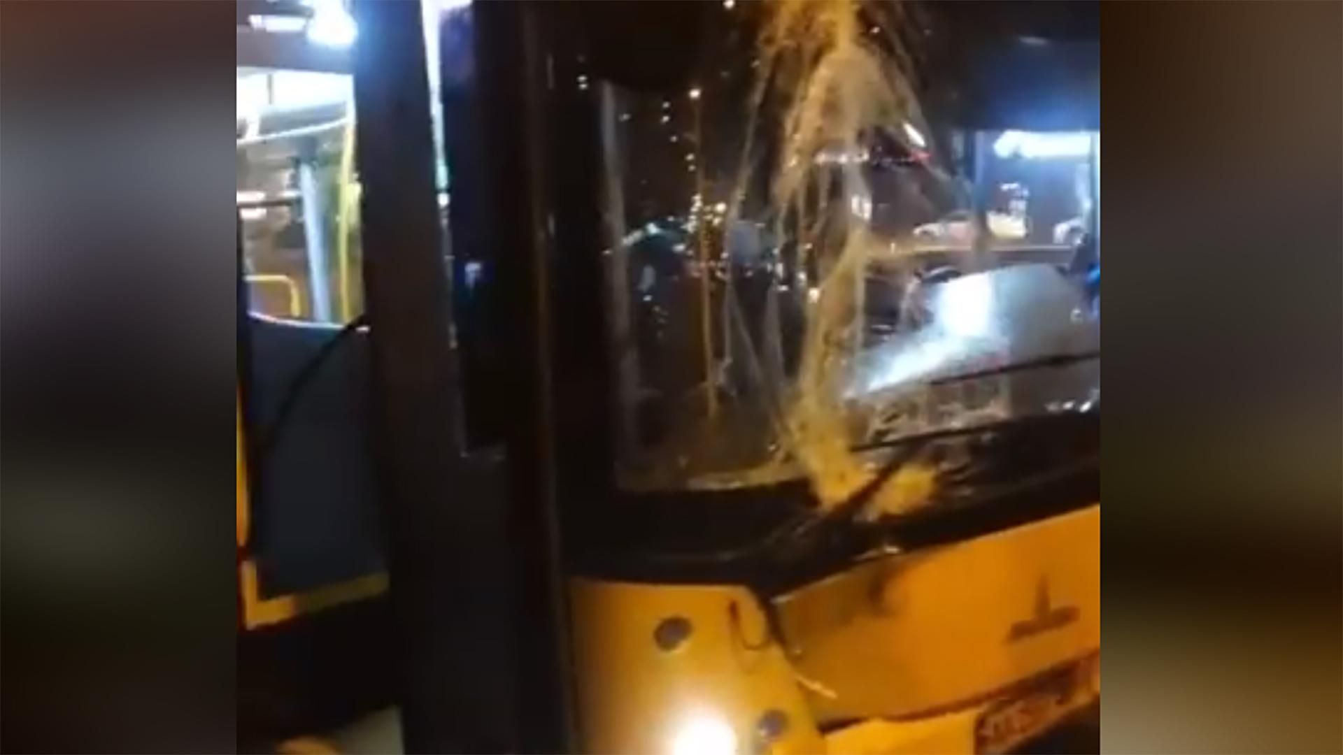 Автобус із пасажирами зіткнувся з Mercedes у Києві: відео